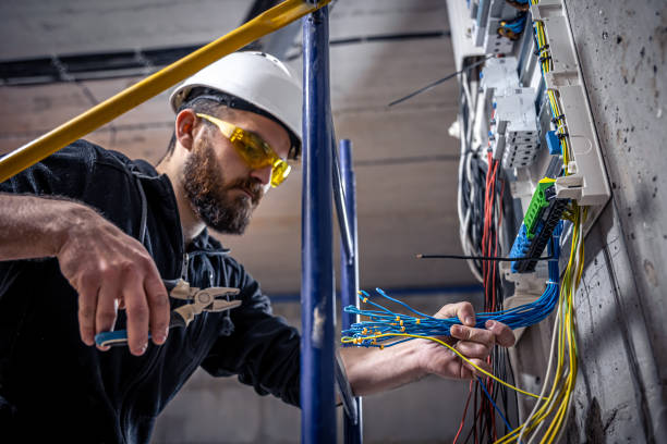 Best Licensed Electrician  in Coralville, IA